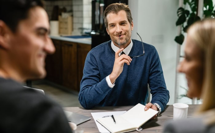 Generationswechsel: Der neue Makler begrüßt seine frisch übernommenen Kunden.
