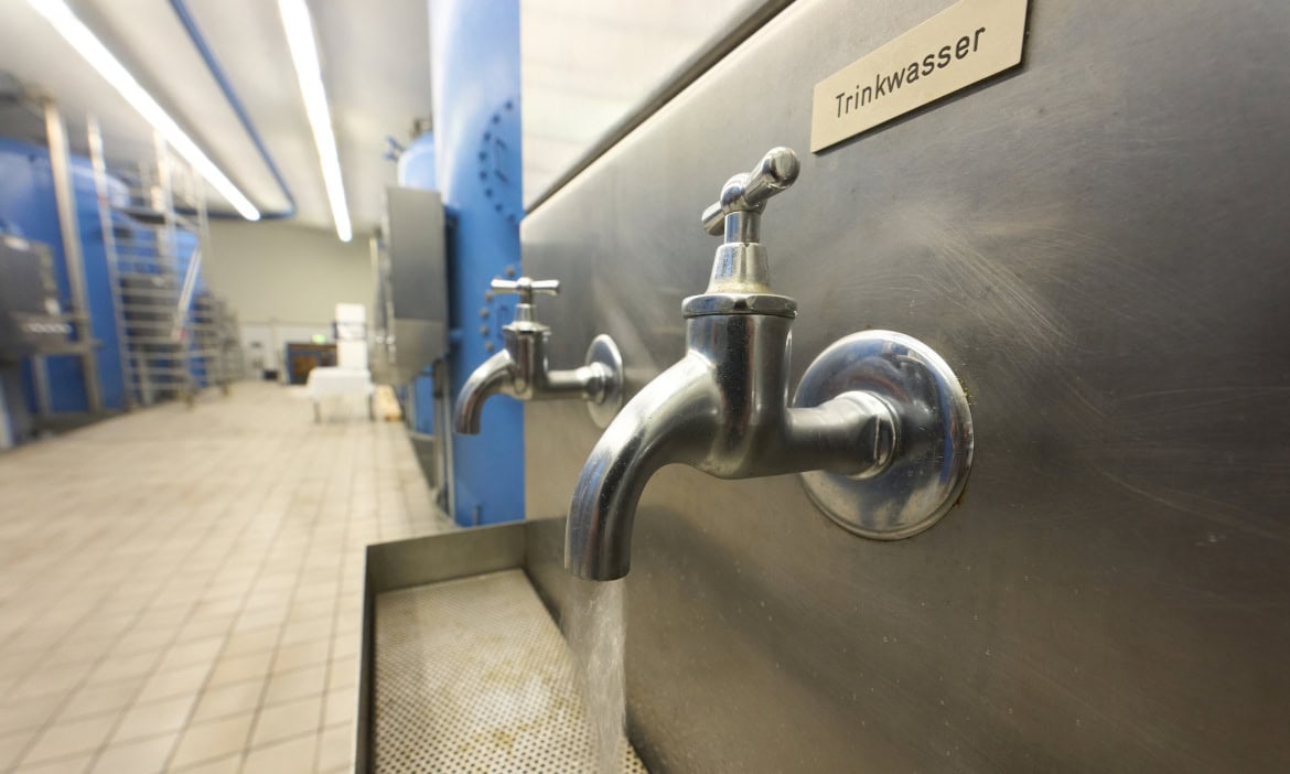 Trinkwasser läuft aus einer Filteranlage im Wasserwerk Koblenz: Wasserfonds investieren in Unternehmen aus der Wasserwirtschaft und in Wasserinfrastruktur