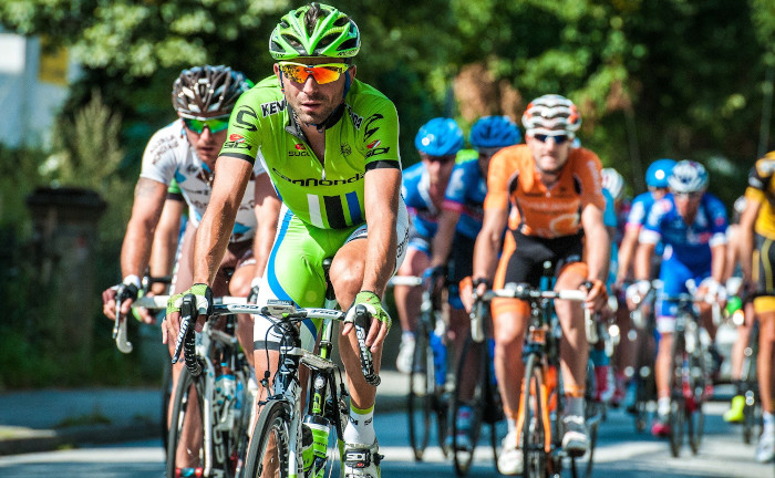 Rennradfahrer fahren in einem Rennen