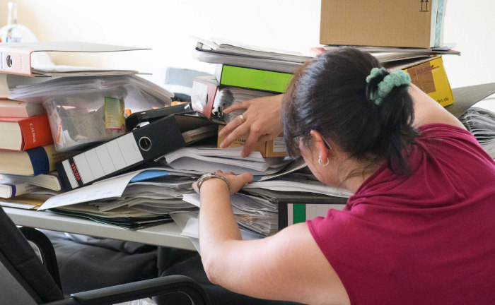 Frau sucht Ordner: Bei so einem Akten-Chaos kann schnell mal ein Versicherungsschein verloren gehen.