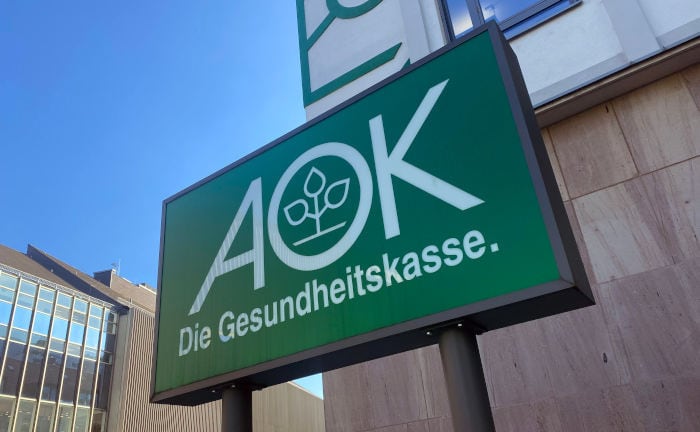 Zeichen der AOK an der Geschäftsstelle in Fürth