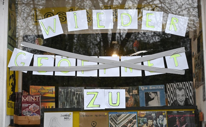 Ein Plattengeschäft hat während eines Corona-Lockdowns geschlossen