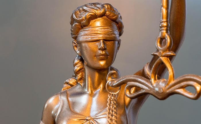 Eine Statue der Justitia