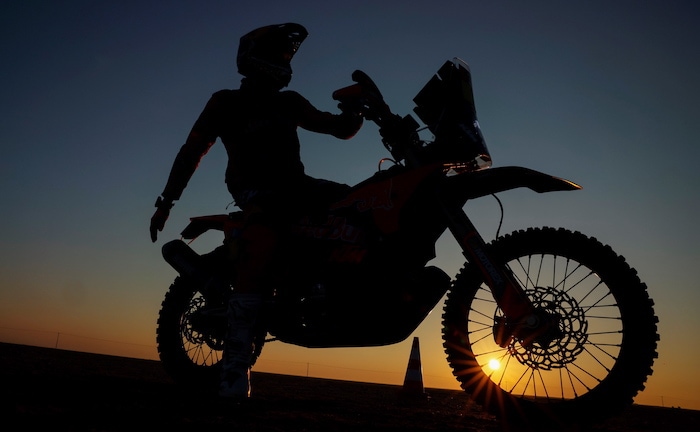 Ein Motorradfahrer bei Sonnenuntergang