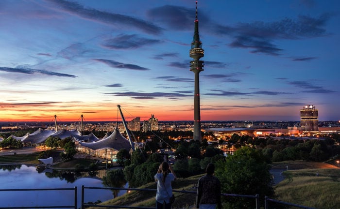 Blick auf München am Abend