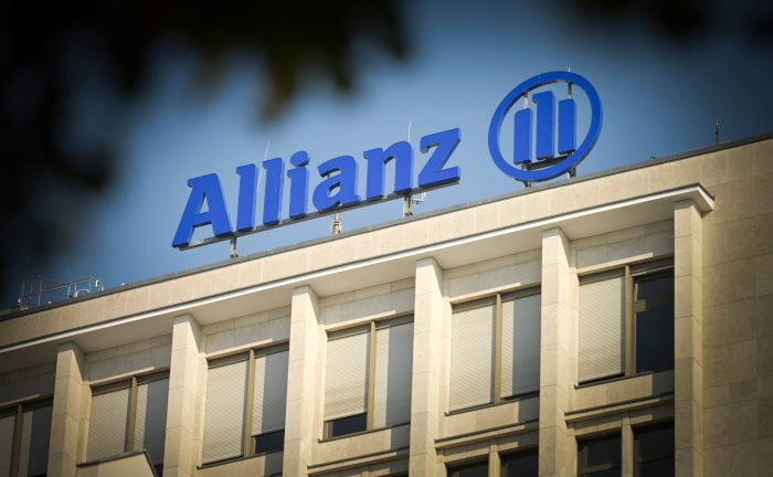 Allianz-Logo auf dem Dach eines Bürohauses in Berlin