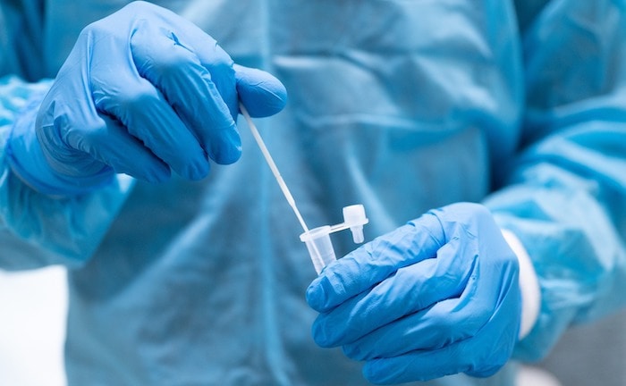 Corona-Test in einem Testzentrum