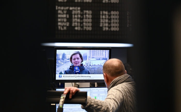 Aktienhändler sieht Nachrichten über den Krieg in der Ukraine: Seitdem brechen Aktienkurse ein.