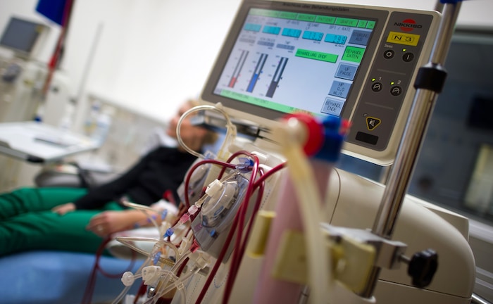 Eine Dialyse-Patientin während der Behandlung