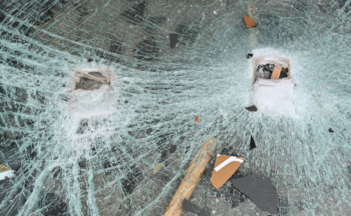 Zerstörte Fensterscheibe nach einem Einbruch (Symbolbild)