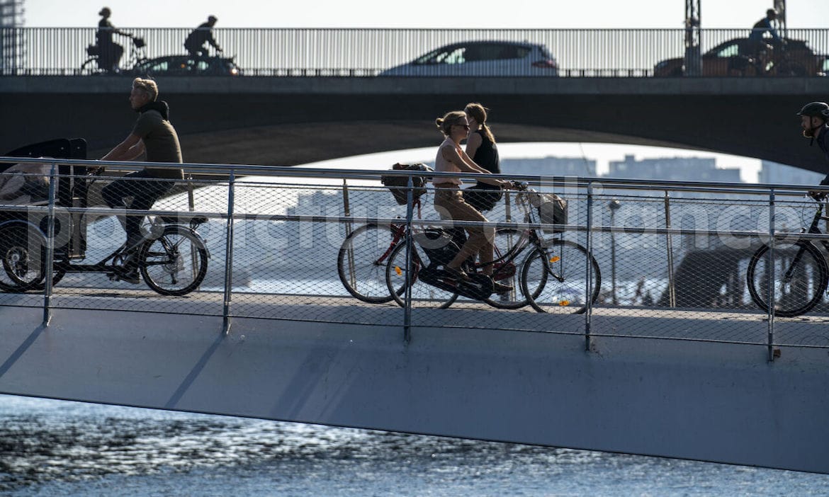 Reger Verkehr auf der Rad- und Gehwegbrücke Lille Langebro in Kopenhagen