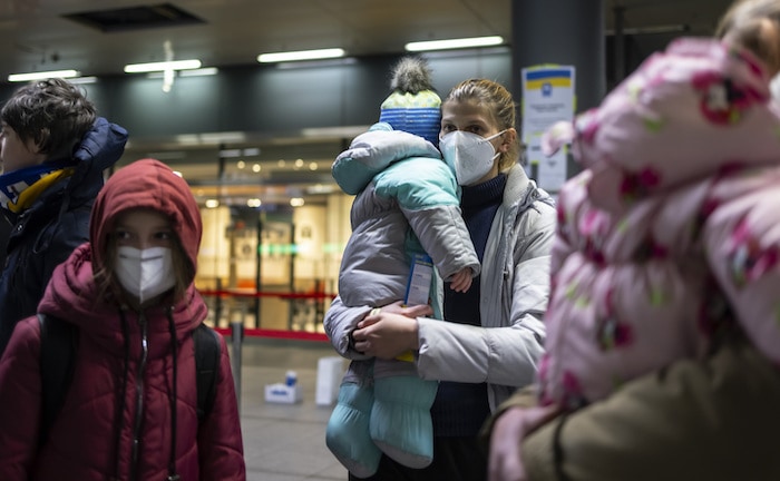 Ukrainische Geflüchtete an einem Bahnhof
