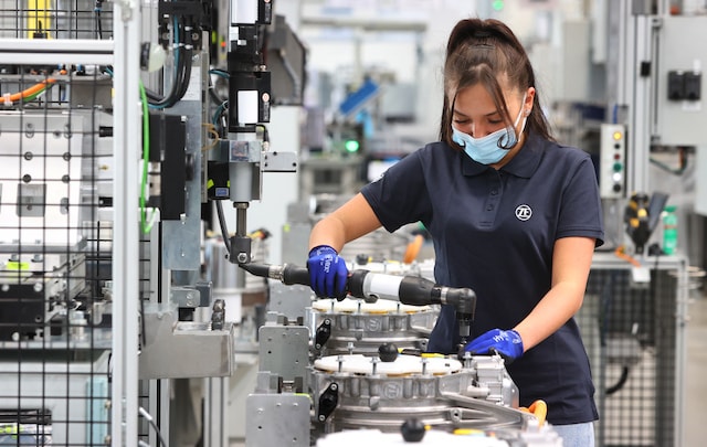 Eine Maschinenbedienerin in einer Montagehalle des Elektromobilitätsherstellers ZF Friedrichshafen