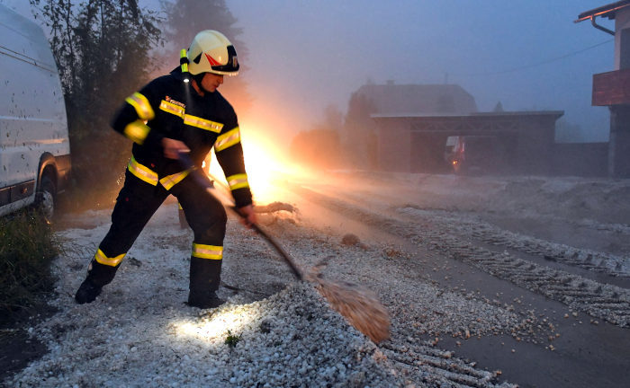 Feuerwehrmann bei Hagel-Einsatz (Symbolbild)