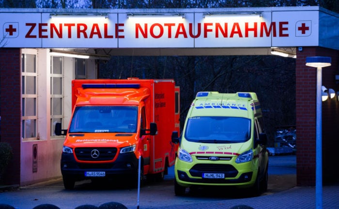 Notaufnahme bei Nacht: Gesetzliche Krankenkassen übernehmen Kosten für Aufnahme und Behandlung