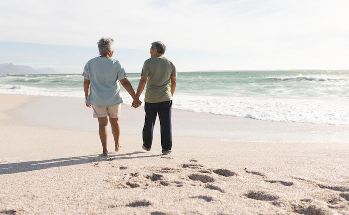 Rentner gehen am Strand spazieren