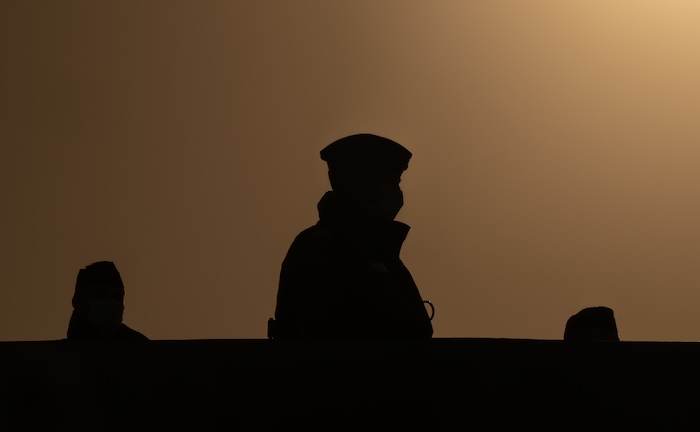 Marinesoldaten stehen bei Sonnenuntergang auf einem Schiff