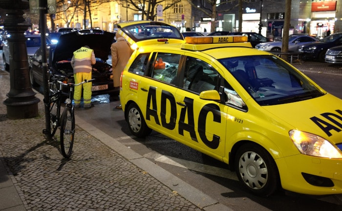 Gelber Engel vom ADAC im Einsatz bei einer Panne