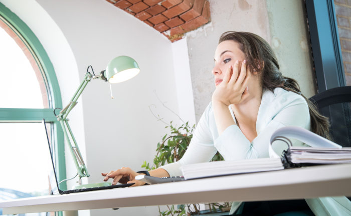 Langeweile im Büro? In vielen Finanzunternehmen ist das in der Ausbildung so gar nicht an der Tagesordnung