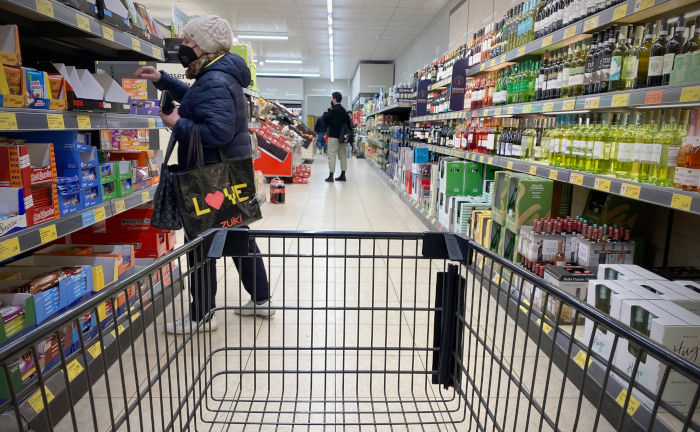 Einkaufen im Supermarkt, die hohe Inflation macht das für mehr Menschen zum schwierigen Unterfangen