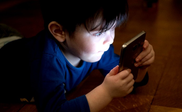 Junge mit Smartphone