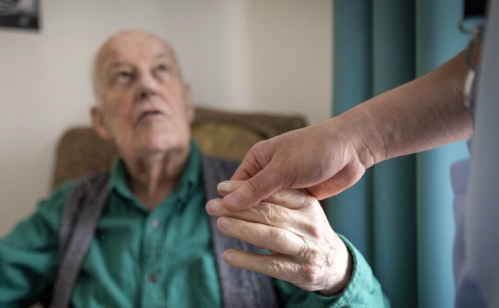 Hoffentlich noch bezahlbar: Alter Mann im Pflegeheim