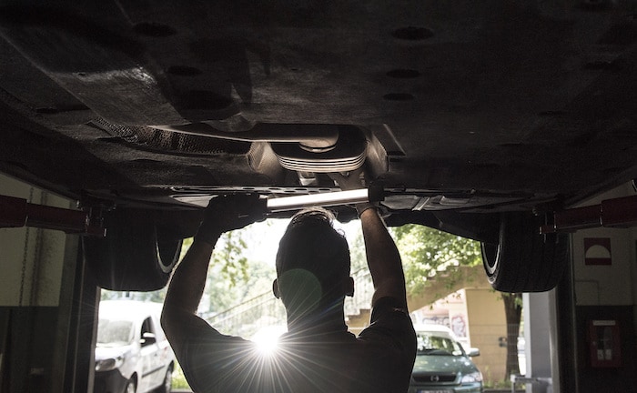 Kfz-Mechatroniker bei der Arbeit