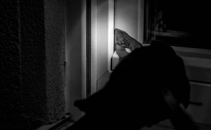 Einbrecher will durchs Fenster einsteigen