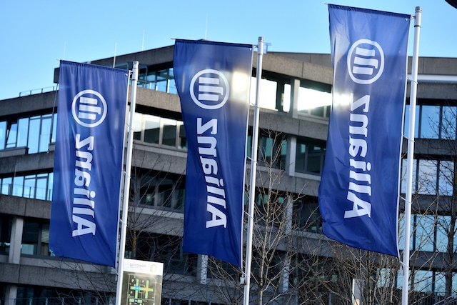 Fahnen wehen vor einem Allianz-Gebäude