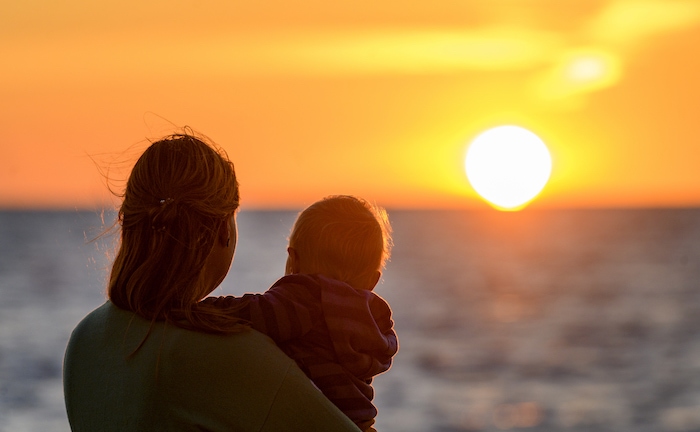 Eine Mutter mit Kind im Urlaub