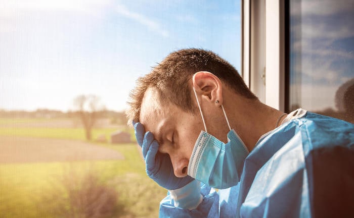 Ein erschöpfter Arzt