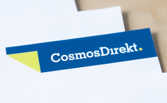 Der Schriftzug der Cosmos Direkt auf einem Blatt Papier