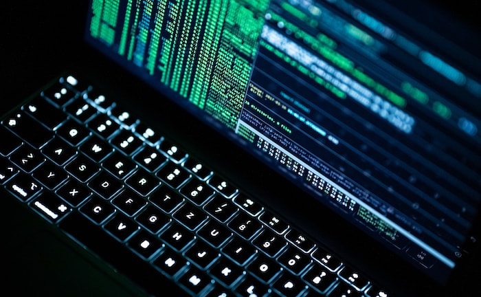 Eine Schadsoftware auf einem Laptop