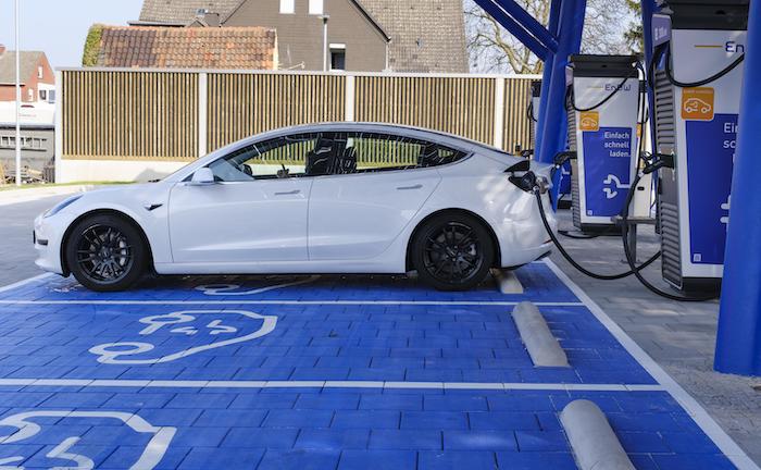 Elektrofahrzeug an Stromtankstelle