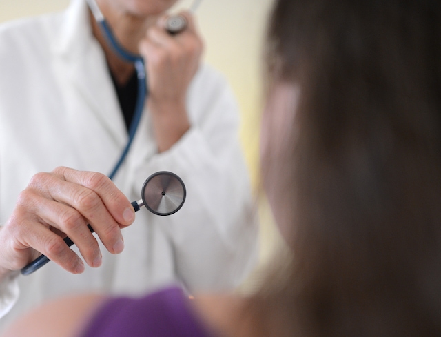 Ein Arzt untersucht eine Patientin