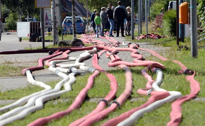 Die Feuerwehr pumpt im Sommer 2017 in Leegebruch (Brandenburg) Wasser ab