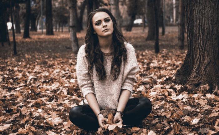 Junge Frau mit traurigem Blick