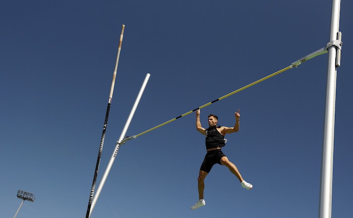 Ein Stabhochspringer in Action