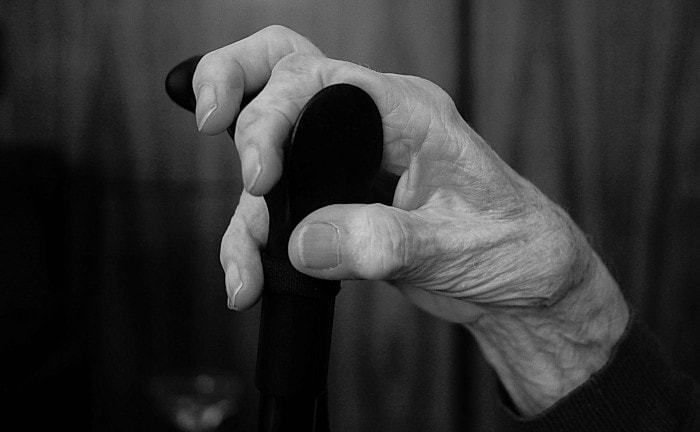 Alter Mann mit Gehstock