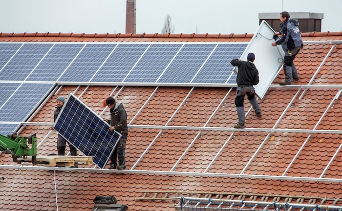Arbeiter installieren Solarzellen
