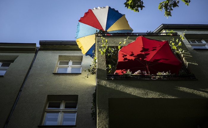 Sonnenschirme auf einem Balkon