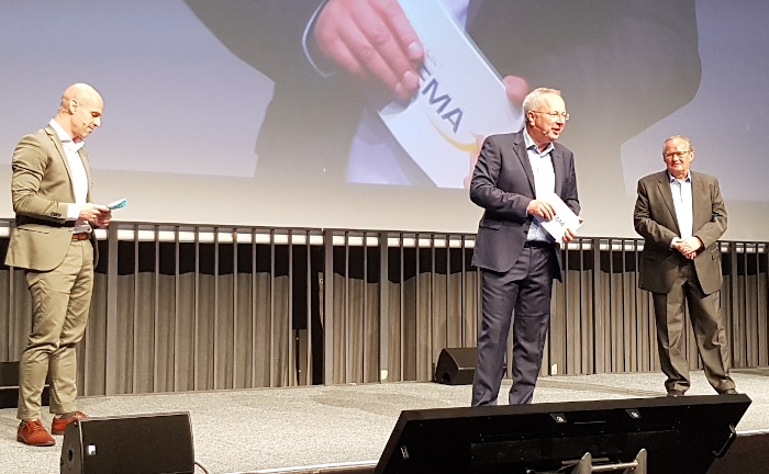 Vema-Vorstände Hermann Hübner (rechts) und Andreas Brunner (Mitte) mit Moderator Marko Eke