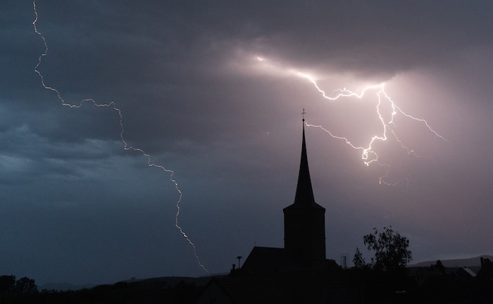 Gewitter nahe einer Kirche