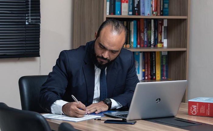 Rechtsanwalt bei der Arbeit: Das rechtliche Umfeld ändert sich