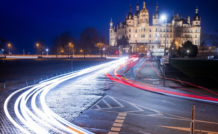 Autos am Schweriner Schloss