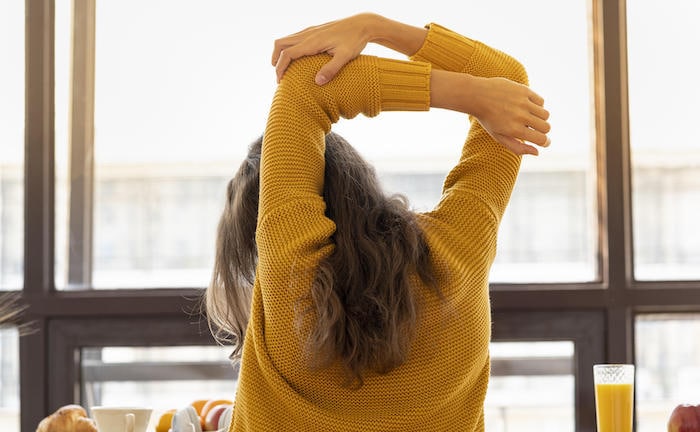 Eine Frau mit Rückenschmerzen