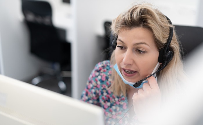 Mitarbeiterin im Callcenter (Symbolbild): Krankenkassen lassen Kunden oft noch zu lange warten