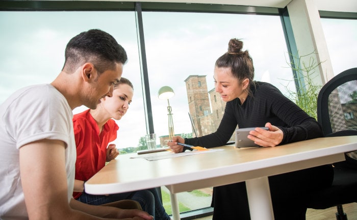 Gespräch über Geld: Berater müssen Kunden demnächst stets zum Thema Nachhaltigkeit befragen