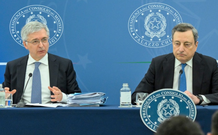 Italiens Finanzminister Daniele Franco (links) und Premierminister Mario Draghi: Trotz Zinswende bleibt ihre Zinslast erstmal stabil