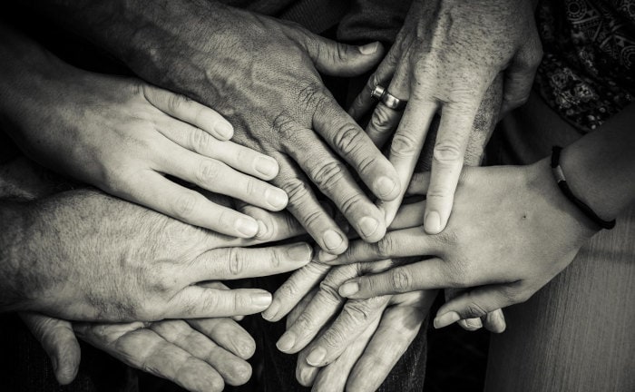 Hände mehrerer Generationen